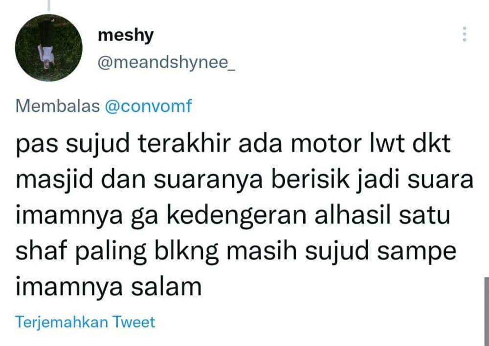 cerita lucu saat tarawih (twitter.com/meandshynee_)