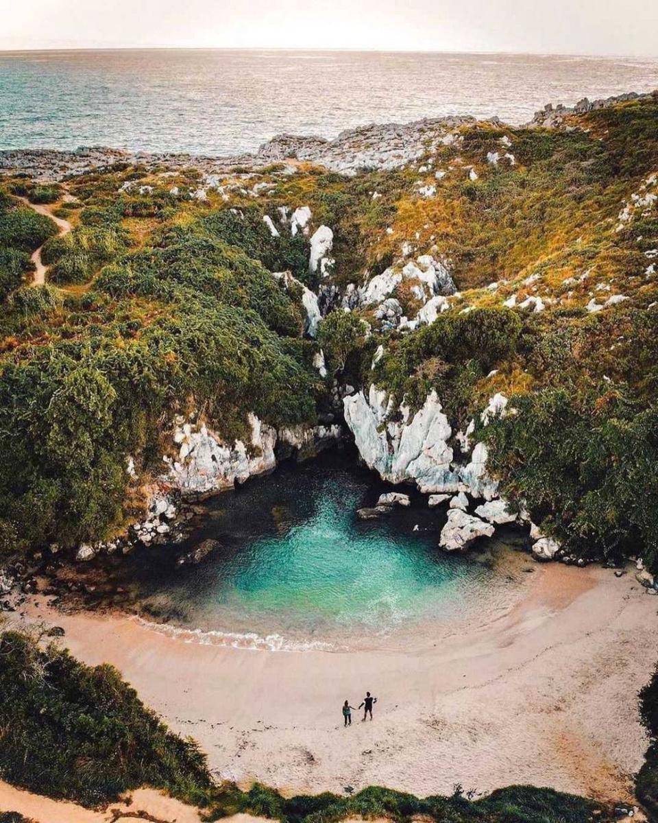 Playa de Gulpiyuri (instagram.com/campingsespana)