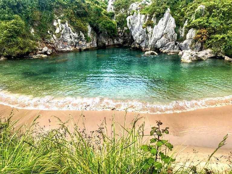 Playa de Gulpiyuri (instagram.com/thetravellinggrants)