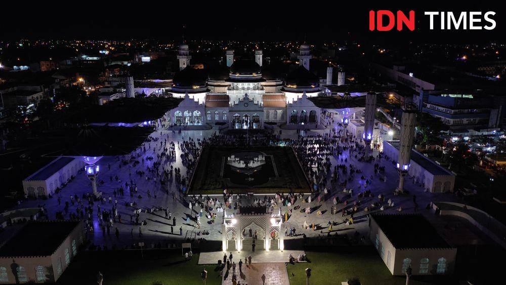 Suasana Salat Tarawih pertama di Masjid Raya Baiturrahman, Kota Banda Aceh, Aceh. (IDN Times/Muhammad Saifullah)