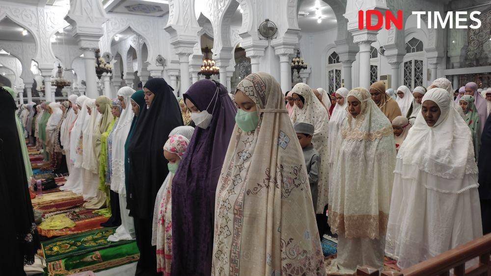 Suasana Salat Tarawih pertama di Masjid Raya Baiturrahman, Kota Banda Aceh, Aceh. (IDN Times/Muhammad Saifullah)