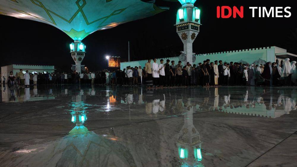 Suasana Salat Tarawih pertama di Masjid Raya Baiturrahman, Kota Banda Aceh, Aceh. (IDN Times/Muhammad Saifullah)