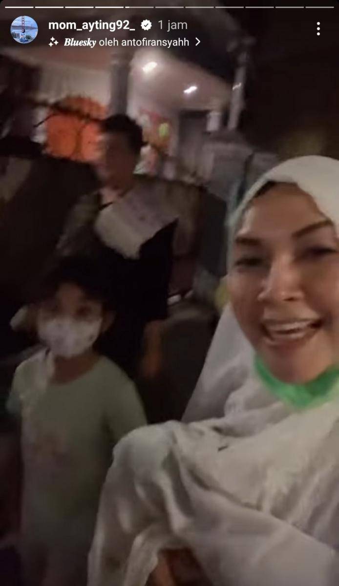 potret keluarga Ayu Ting Ting (instagram.com/mom_ayting92)