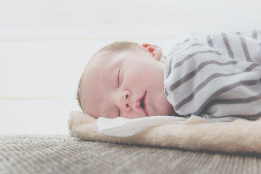 ilustrasi bayi tertidur (pexels.com/Dominika Roseclay)