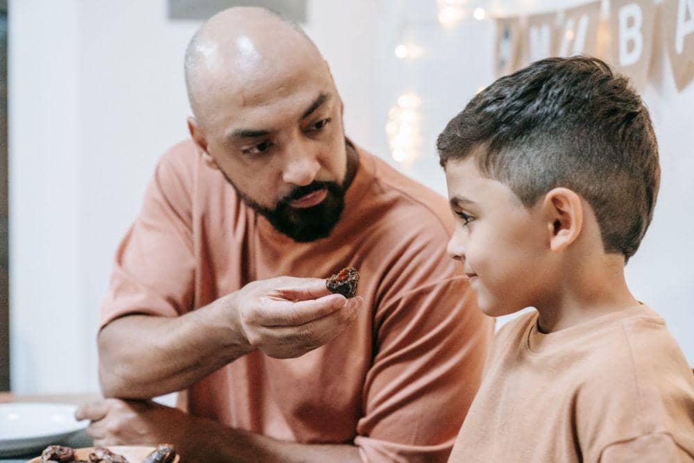 ilustrasi anak berbuka puasa (Pexels.com/ Timur Weber)