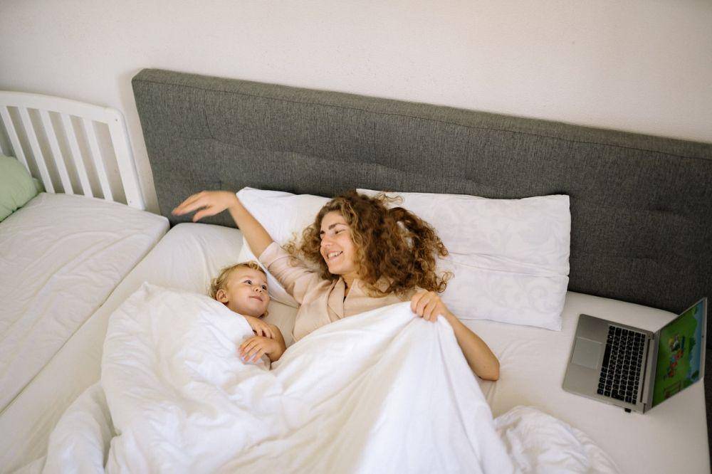 ilustrasi ibu dan anak (pexels.com/Yan Krukov)