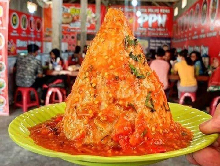 bakso nyeleneh (instagram.com/baksosera_semo)