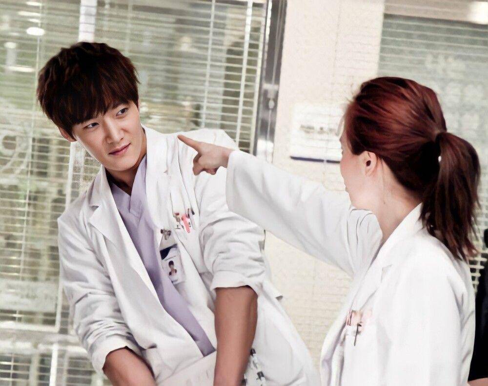 Choi Jin Hyuk dan Song Ji Hyo diEmergency Couple (program.tving.com)