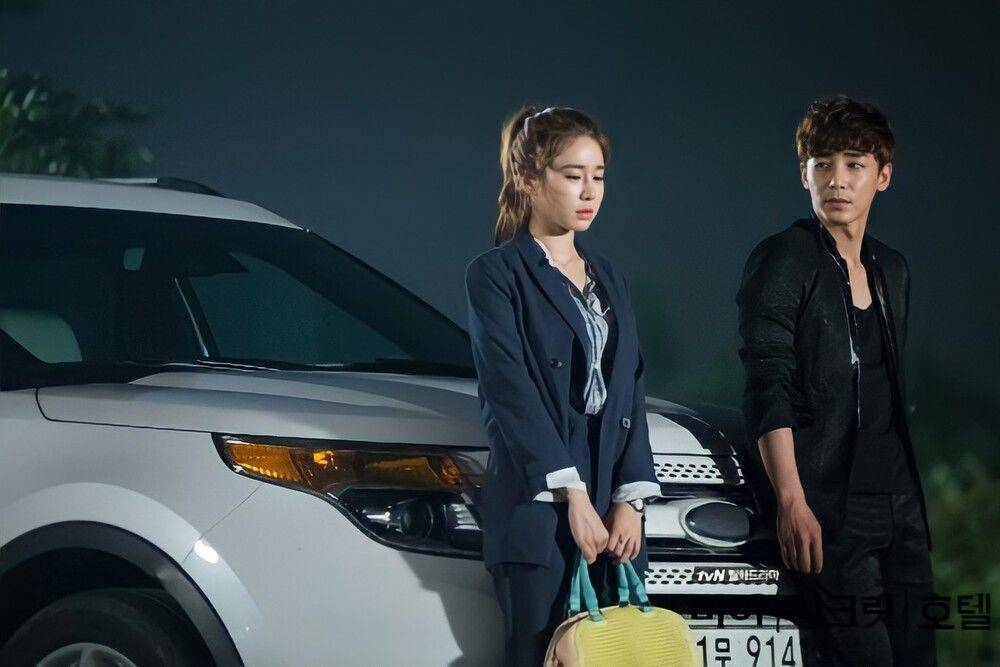 Jin Yi Han dan Yoo In Na di My Secret Hotel (program.tving.com)