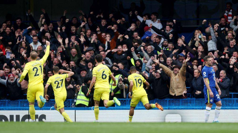 Para pemain Brentford melakukan selebrasi gol. (premierleague.com)