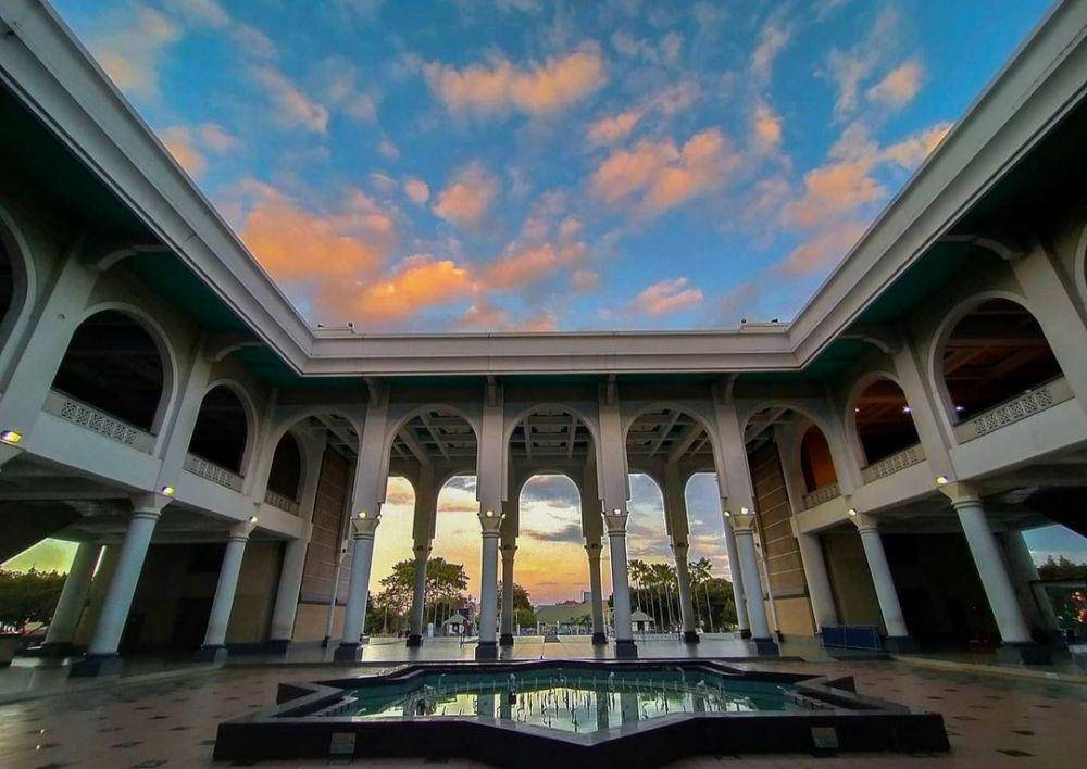 Masjid Nasional Al-Akbar Surabaya (instagram.com/indraiswanto84)