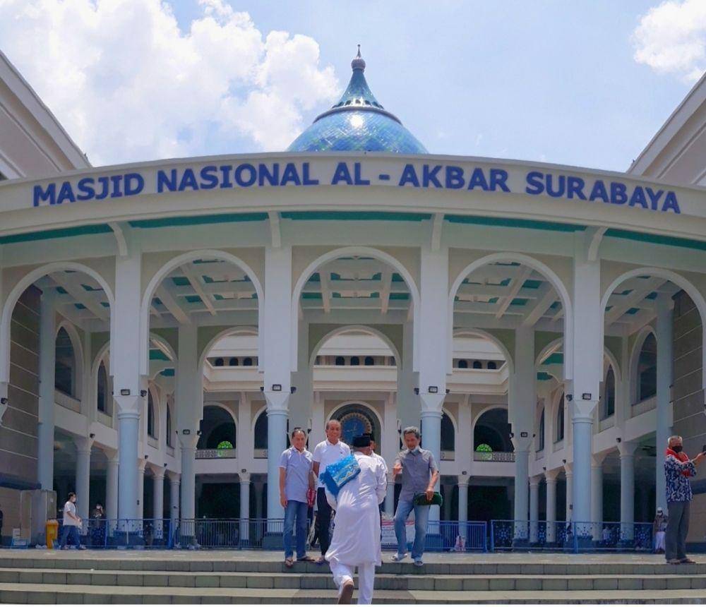 Masjid Nasional Al-Akbar Surabaya (instagram.com/adesuprayogi)