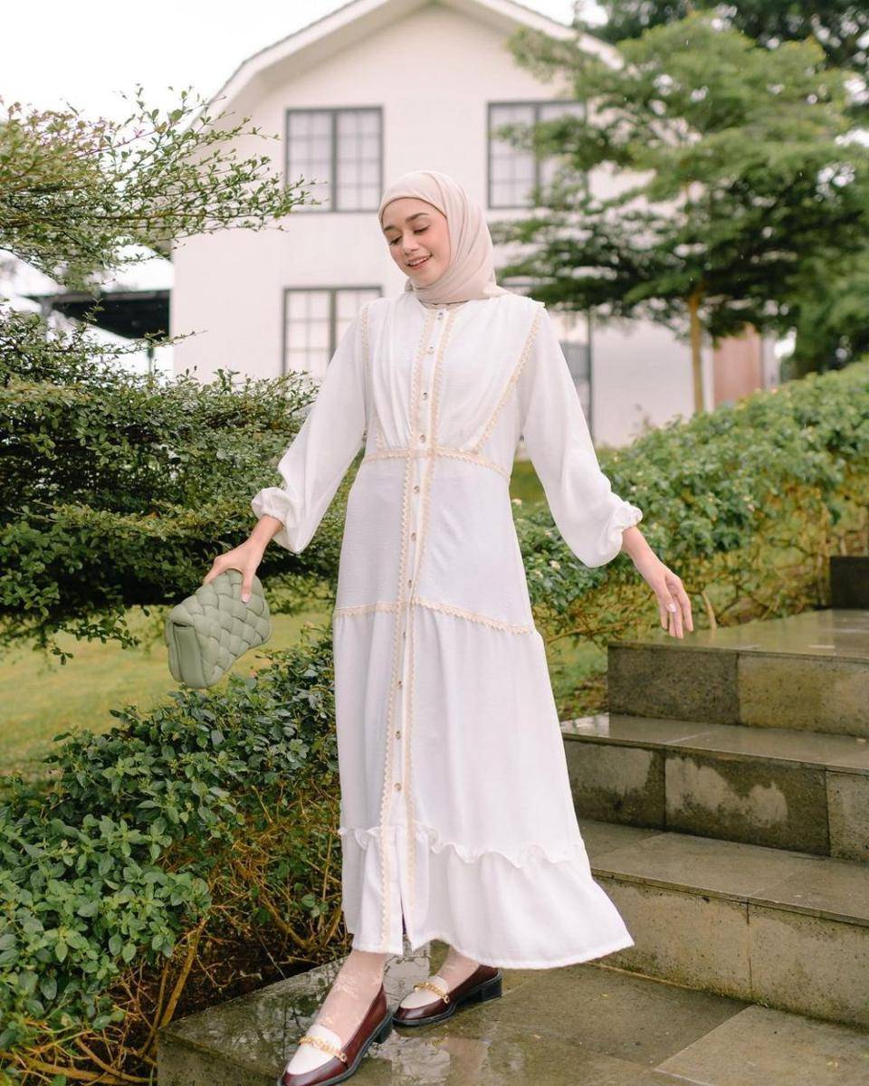 Mahyra Dress White dari Haidee Orlin (instagram.com/haideeorlin.daily)