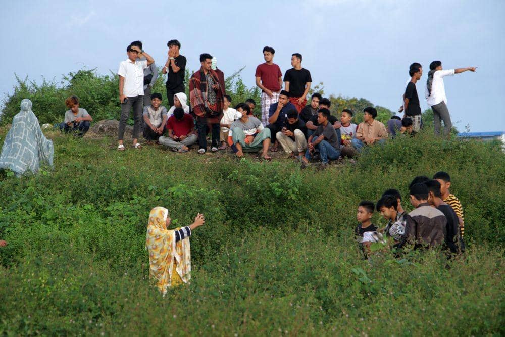 Sejumlah remaja menikmati suasana pagi hari pertama Ramadhan 1443 H di Bukit Samata, Kabupaten Gowa, Sulawesi Selatan, Minggu (3/4/2022). (ANTARA FOTO/Arnas Padda)