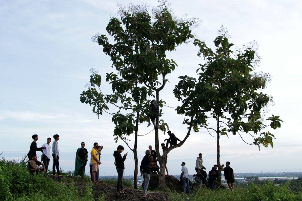 Sejumlah remaja menikmati suasana pagi hari pertama Ramadhan 1443 H di Bukit Samata, Kabupaten Gowa, Sulawesi Selatan, Minggu (3/4/2022). (ANTARA FOTO/Arnas Padda)