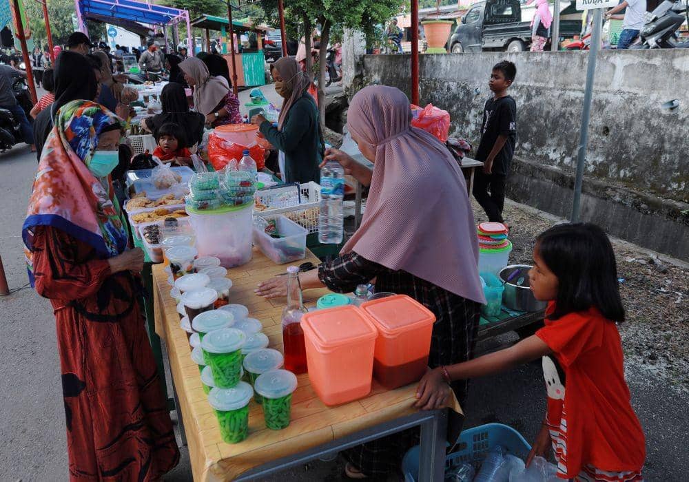Pedagang melayani pembeli di Pasar Takjil Ramadhan di Pare-pare, Sulawesi Selatan, Minggu (3/4/2022). (ANTARA FOTO/Akbar Tado)