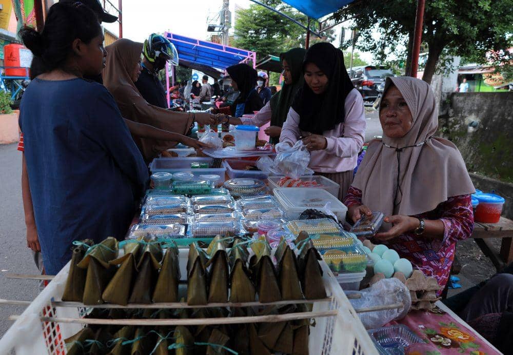 Pedagang melayani pembeli di Pasar Takjil Ramadhan di Pare-pare, Sulawesi Selatan, Minggu (3/4/2022). (ANTARA FOTO/Akbar Tado)