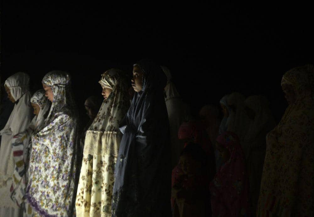 Umat Islam melaksanakan Shalat Tarawih pertama di Masjid Agung Syekh Yusuf, Kabupaten Gowa, Sulawesi Selatan, Sabtu (2/4/2022). (ANTARA FOTO/Abriawan Abhe)