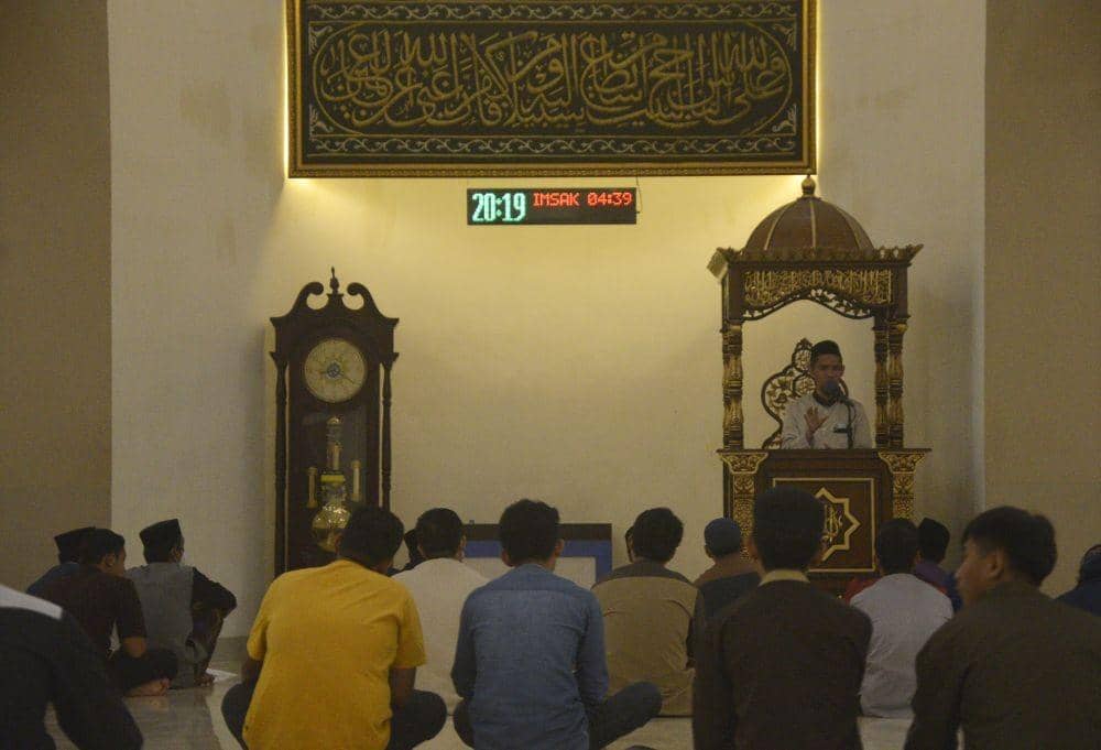 Umat muslim mendengarkan ceramah sebelum melaksanakan shalat tarawih pertama di Masjid Subulussalam Al- Khoory Universitas Muhammadiyah (Unismuh) Makassar, Sulawesi Selatan, Jumat (1/4/2022) malam. (ANTARA FOTO/Abriawan Abhe)