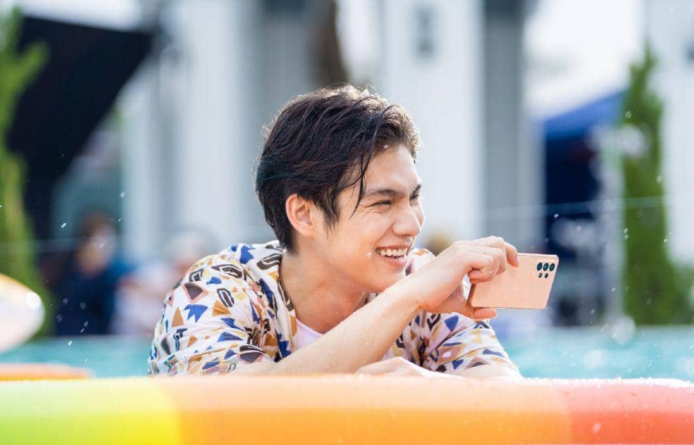 Bright Vachirawit sedang menggunakan Samsung A53 5G (twitter.com/SamsungThailand)