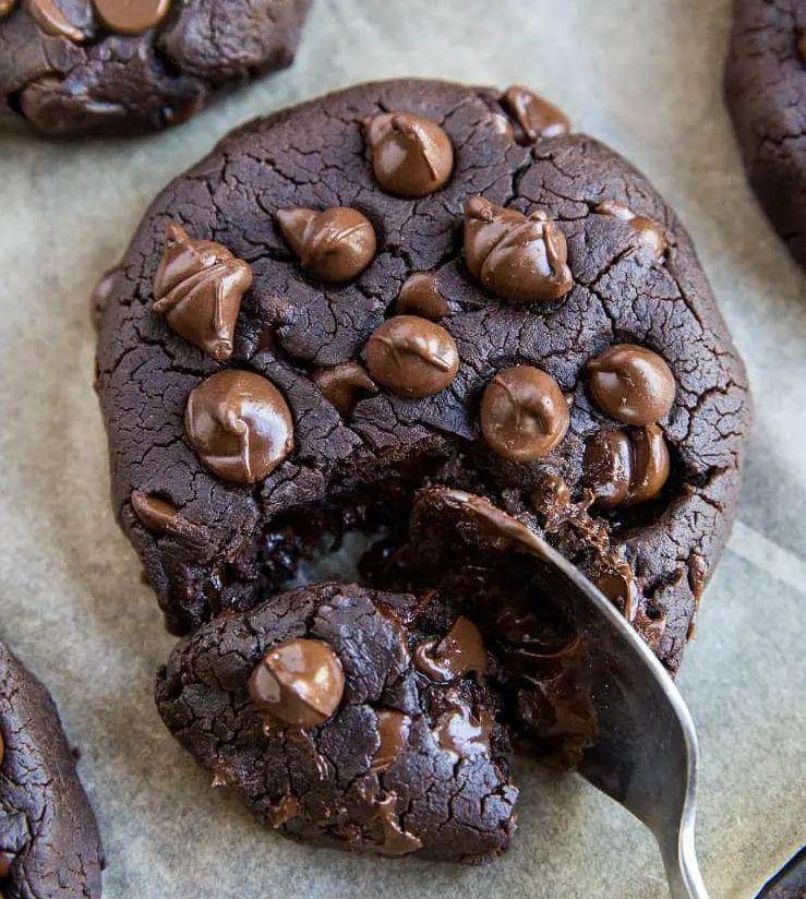 ilustrasi chocolate black bean cookie (theroastedroot.net)