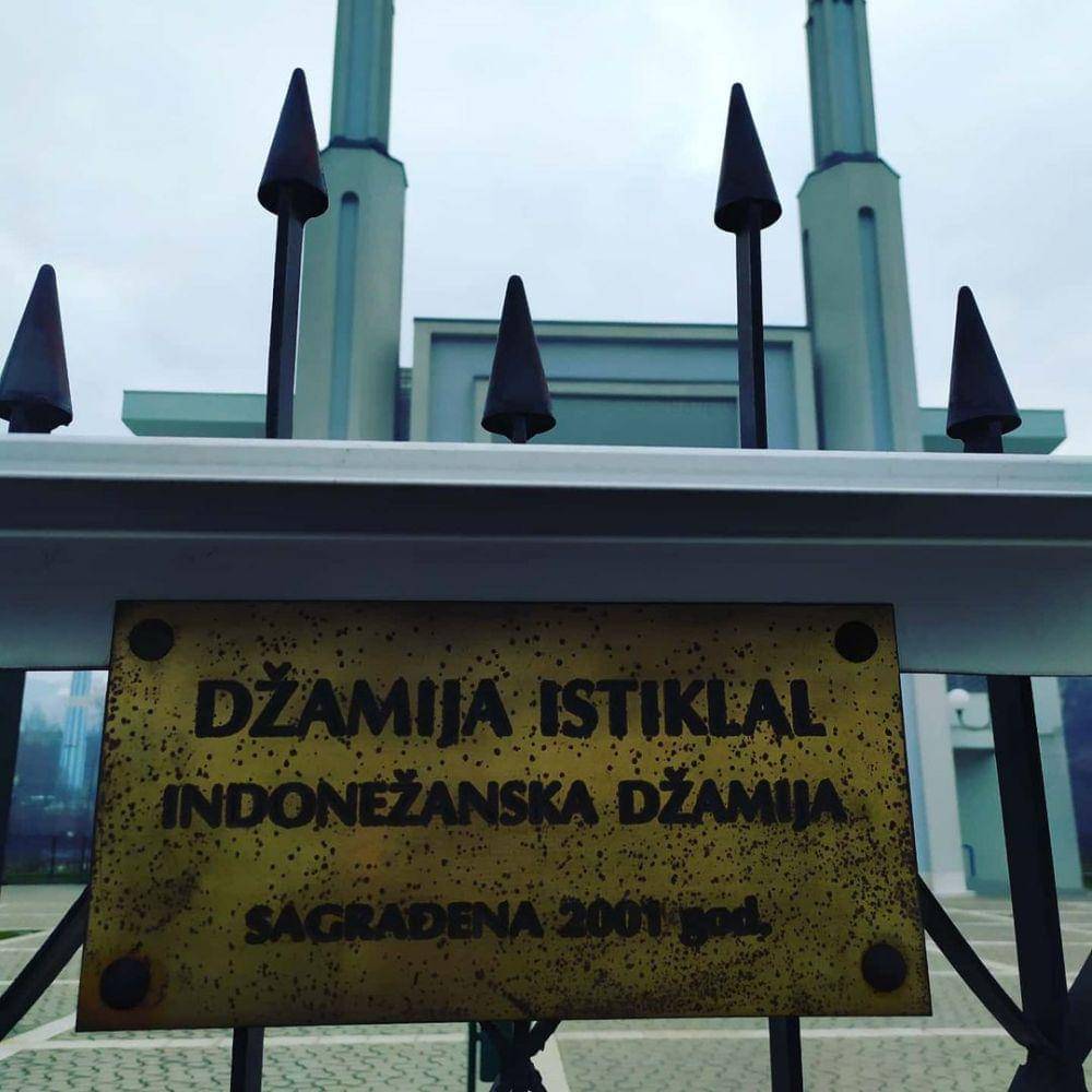 papan nama Istiklal Dzamija (instagram.com/masyhuri.muhammad)