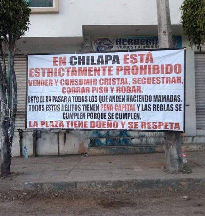 Spanduk propaganda yang terpasang di dekat mobil di Chilapa, Guerrero pada Kamis (31/3/2022). (twitter.com/AIertaMundiaI)