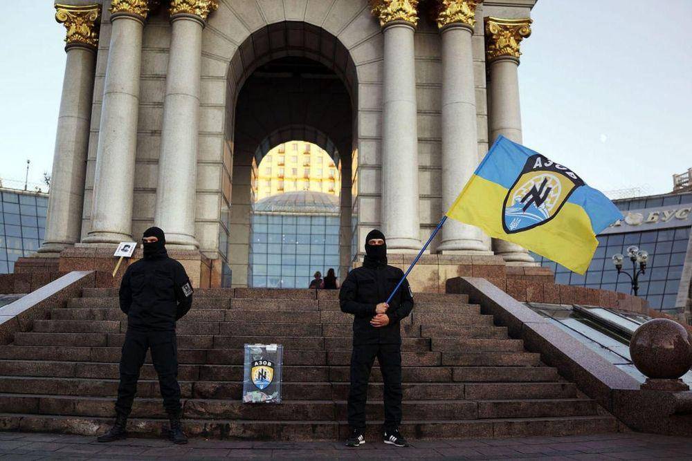 Dua orang pendukung Batalion Azov (twitter.com/HHungduc)