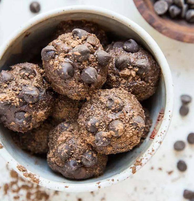 ilustrasi double chocolate edible cookies (theroastedroot.net)