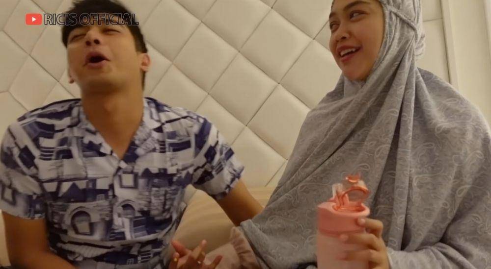 Ria Ricis dan suami sahur bareng. (youtube.com/Ricis Official)