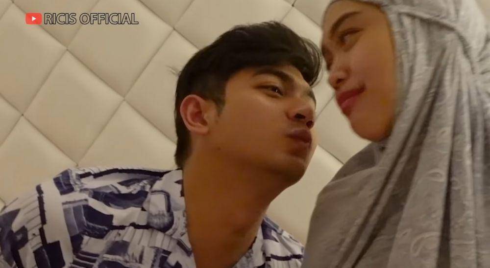 Ria Ricis dan suami sahur bareng. (youtube.com/Ricis Official)