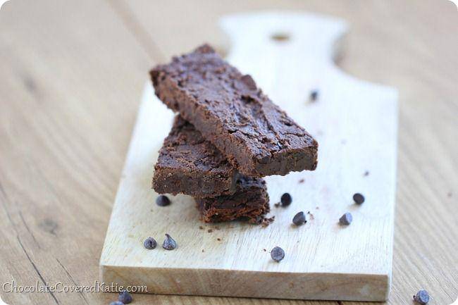 ilustrasi fudge brownie chocolate protein bar (chocolatecoveredkatie.com)