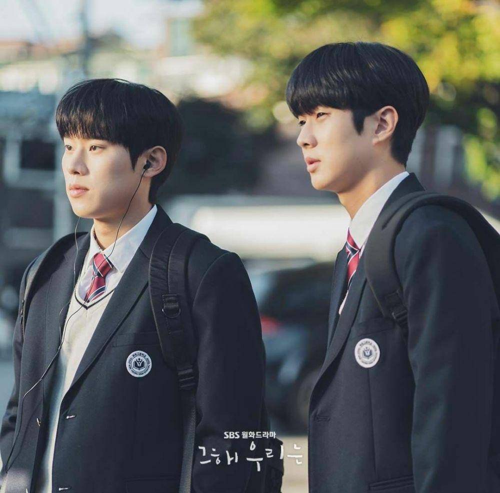 Kim Sung Chul dan Choi Woo Shik di drama Our Beloved Summer (instagram.com/sbsdrama.official)
