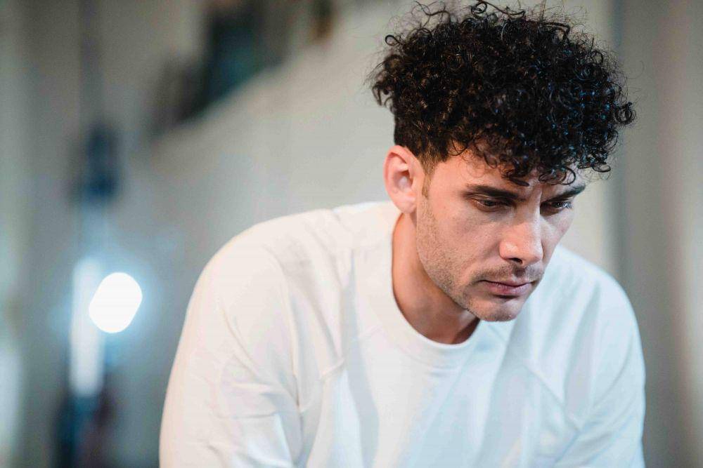 ilustrasi orang merasa tidak bahagia (pexels.com/Timur Weber)