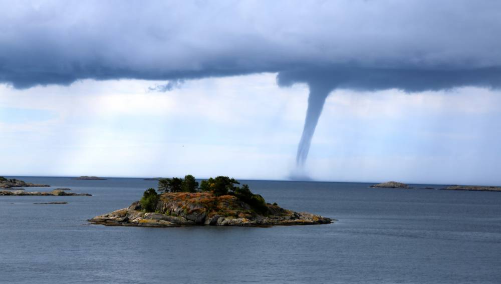 ilustrasi tornado (unsplash.com/Espen Bierud)