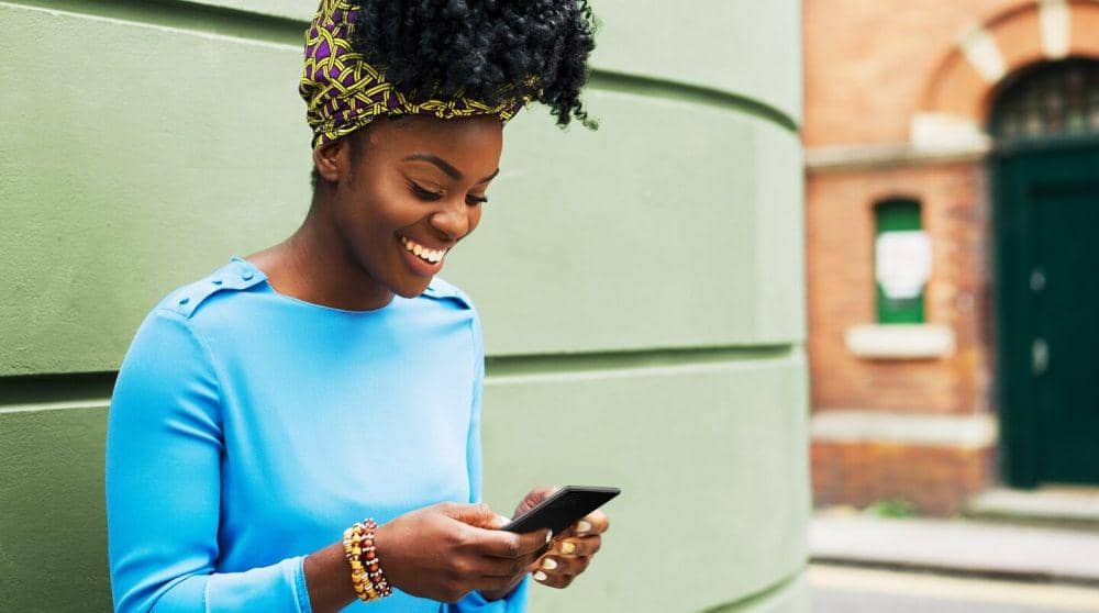 Ilustrasi seorang wanita sedang memantau tren di media sosial. (samsung.com)