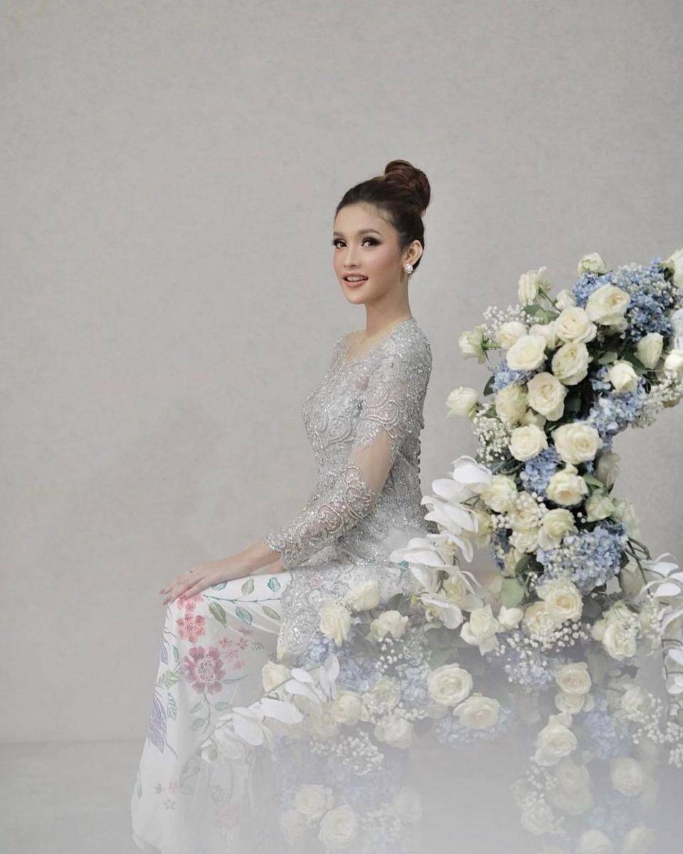 Kebaya silver. (instagram.com/larasyerinita)