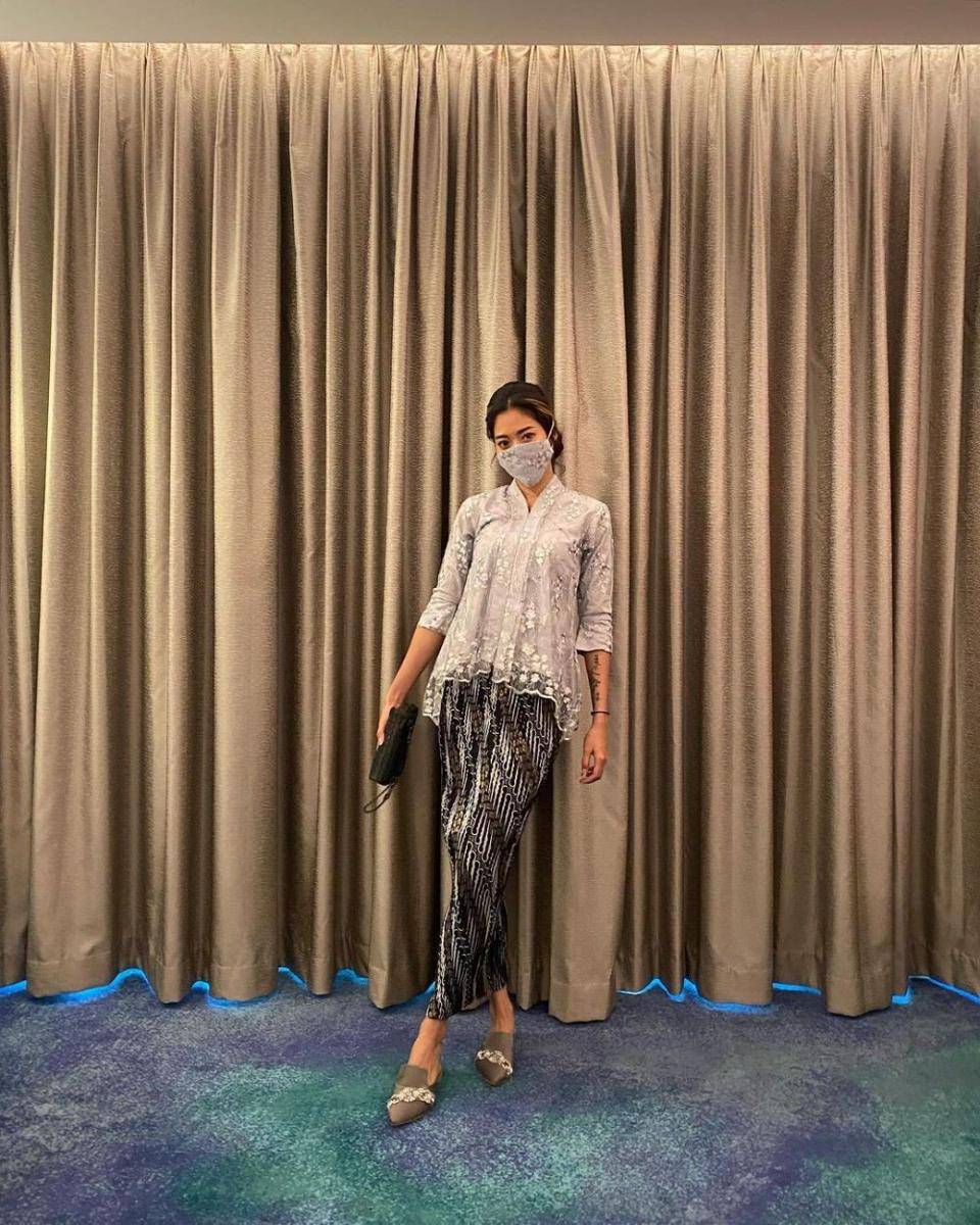 Kebaya silver. (instagram.com/_widikidiw_)