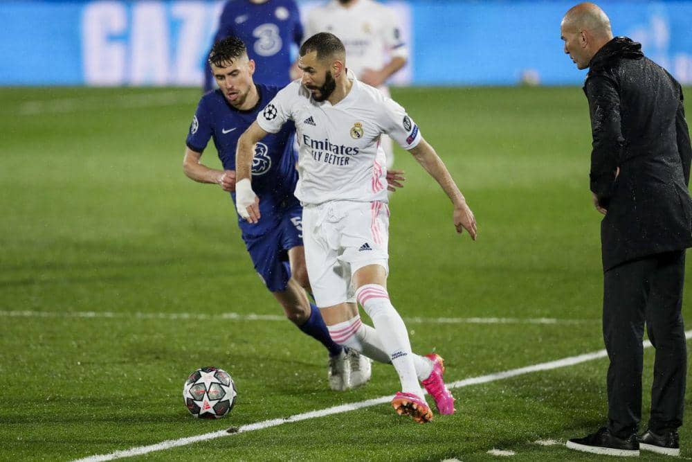 potret duel Karim Benzema dan Jorginho (uefa.com)