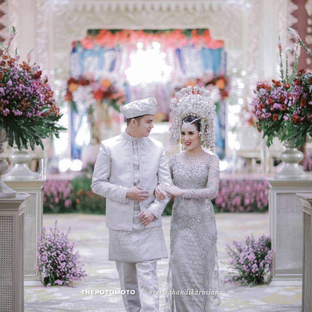 Kebaya silver. (instagram.com/thepotomoto)