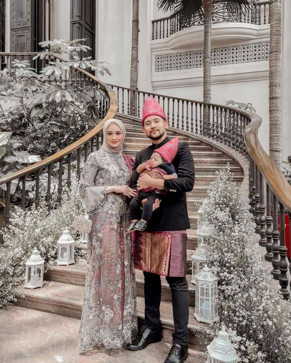 Kebaya silver. (instagram.com/sabrinasosiawan)