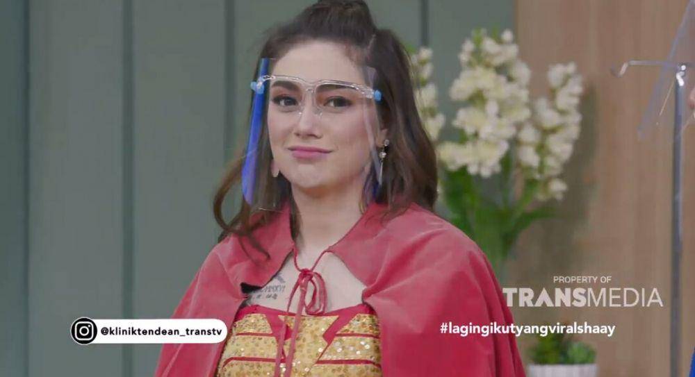 potret Celine Evangelista pakai baju super hero (youtube.com/TRANS TV Official)