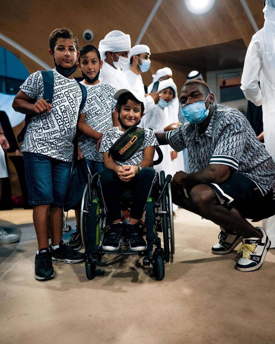 Paul Pogba saat mengunjungi rumah sakit anak-anak di Dubai. (instagram.com/paulpogba)