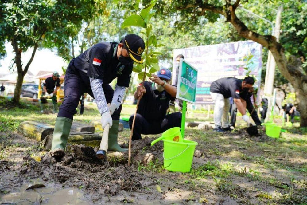 Wali Kota Maidi bersama jajaran OPD menggelar penanaman ratusan bibit pohon di kawasan Ngrowo Bening Edupark, Kamis (31/3). (Instagram/@pemkotmadiun_) .