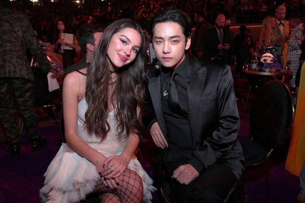 V BTS dan Olivia Rodrigo (instagram.com/recordingacademy)