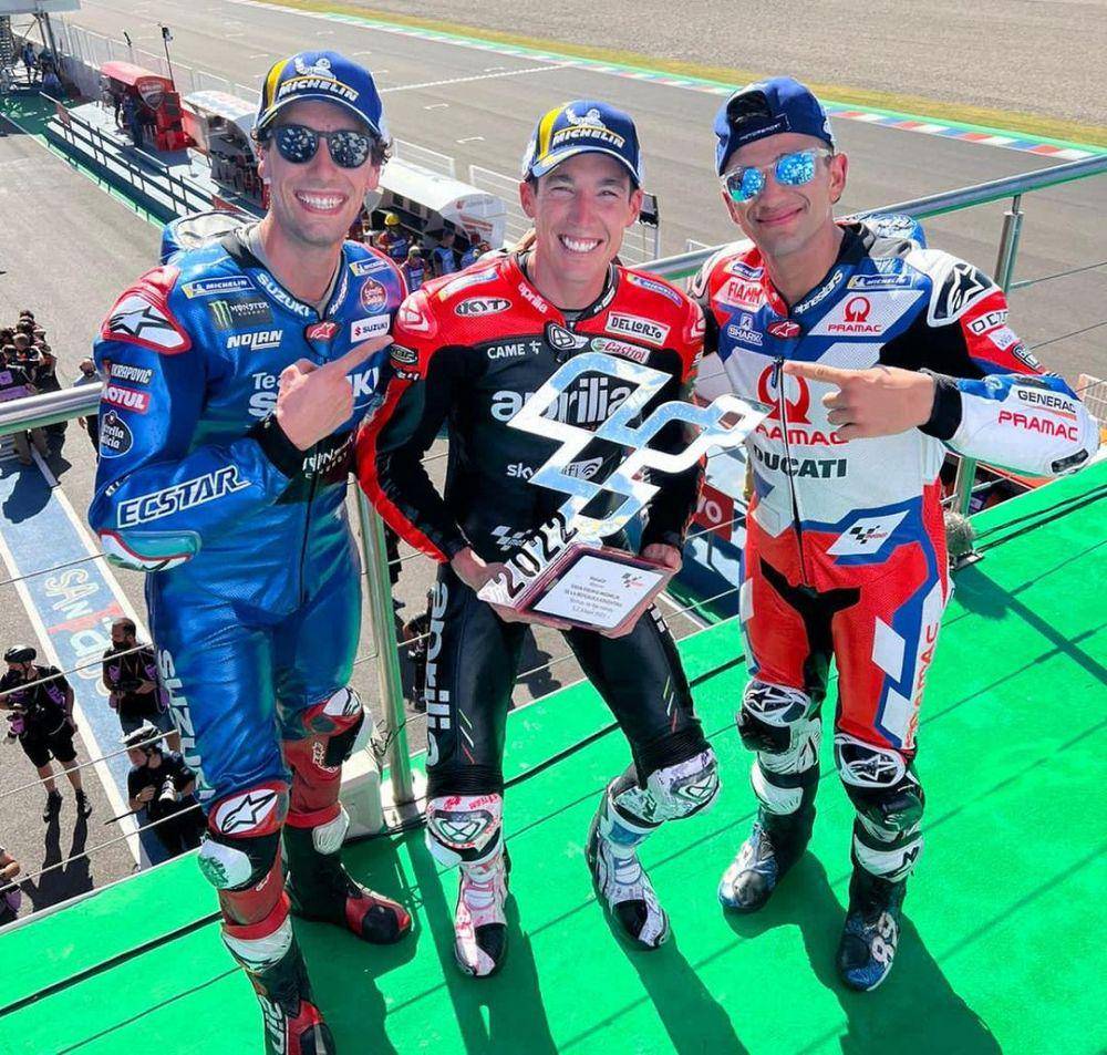 Aleix Espargaro diapit oleh Jorge Martin dan Alex Rins (instagram.com/aleixespargaro)