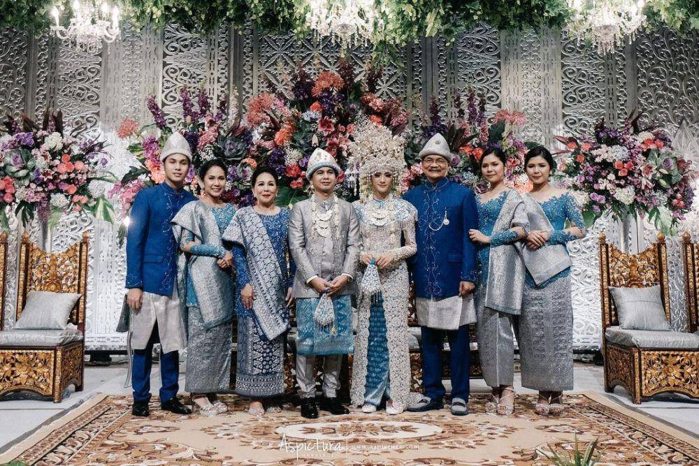 Kebaya silver. (instagram.com/aspictura_)