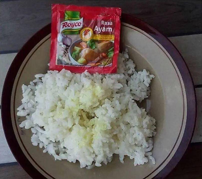 potret menu sahur low budget (facebook.com/kementrianhumorindonesia)