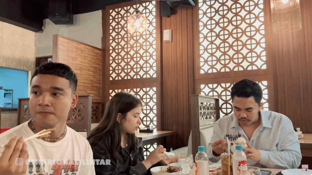 Sahur pertama Fuji, Thariq, Fadly, dan Rebecca (YouTube.com/Thariq Halilintar/)