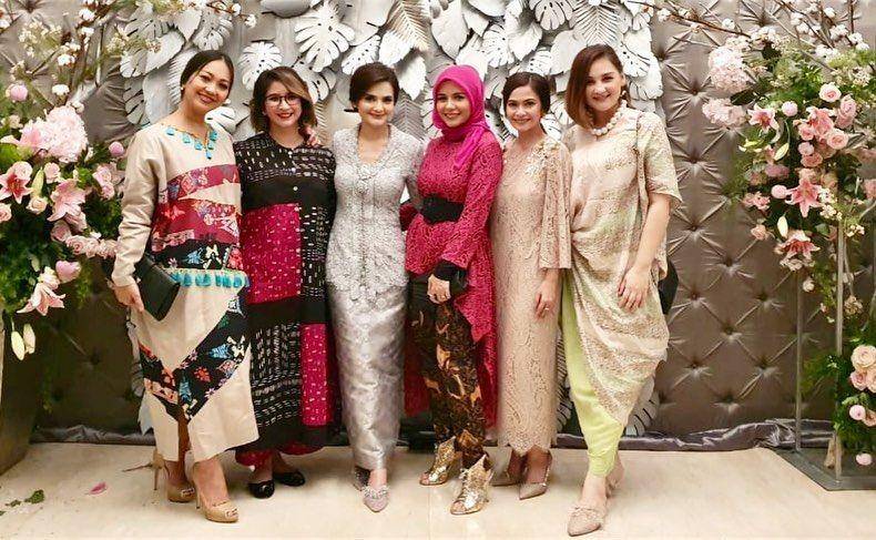 Kebaya silver. (instagram.com/meisya__siregar)